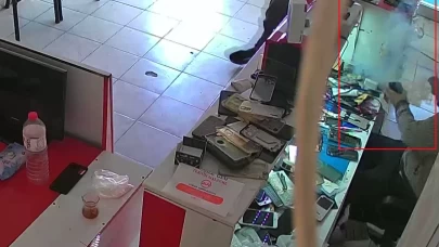 Telefon bataryası tamir sırasında alev alarak patladı: O anlar kamerada