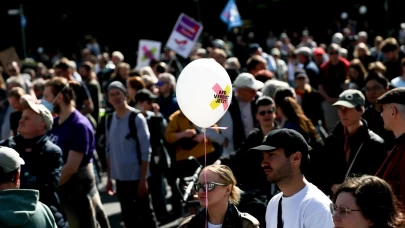 Almanya'da 60'tan fazla kentte aşırı sağcı AfD karşıtı gösteri