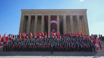 81 ilden gelen gençler Anıtkabir'de