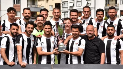 Namağlup şampiyon Manisaspor, kupasını kaldırdı