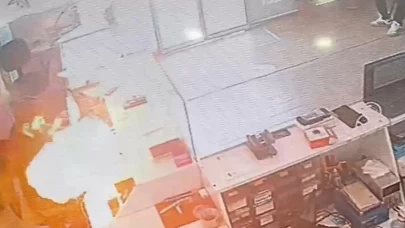 Telefon bataryası tamir sırasında patlayıp alev aldı