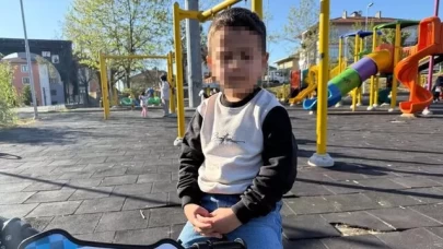 Parkta bırakılan içki şişesinden içen çocuk hastanelik oldu