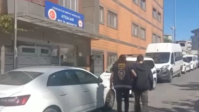 Esenler’de elinde satırla dolaşan bir kişi yakalandı