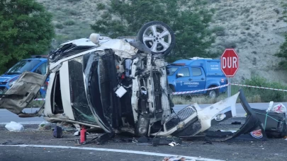 Çankırı'da kontrolden çıkan araç refüje çarptı: 1 ölü, 3 yaralı