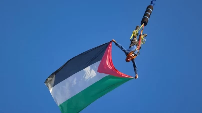 Kocaeli'de yerden 70 metre yükseklikte Filistin bayrağı açıldı