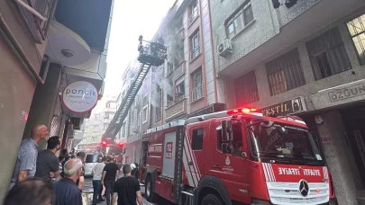 Zeytinburnu'nda 3 katlı binada çıkan yangında balkondan atlayan çocuk yaralandı