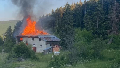 Alevlere teslim olan ev kullanılmaz hale geldi