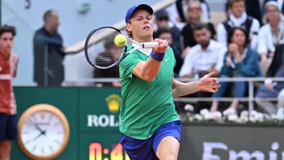 Sinner, Djokovic’i set vermeden geçti