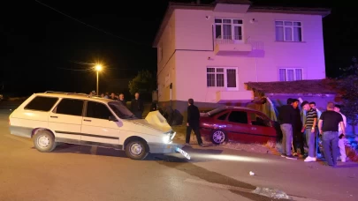 Kırıkkale'de iki otomobil kafa kafaya çarpıştı: 3 yaralı