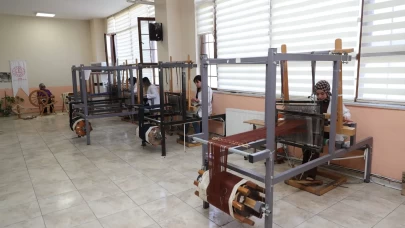 Kadın ustalar "şal şapik" kumaşını yaşatmak için tezgah başında