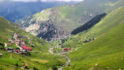 Trabzon'daki yaylada sisten yolunu kaybeden guruba ulaşıldı