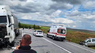 Nevşehir'de ölüm kavşağı! Süt tankeri ile otomobil kafa kafaya çarpıştı