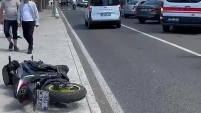 Kaza yapan motosiklet sürücüsü kask sayesinde kazayı küçük sıyrıklarla atlattı