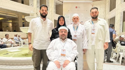 Tekerlekli sandalyeyle hac vazifesini yerine getirdi