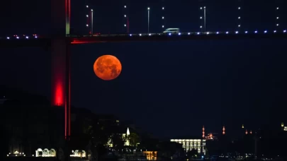 Yazın müjdecisi Çilek Dolunayı İstanbul semalarında