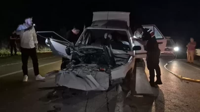 Bartın’da feci çarpışma: Araçta sıkıştı can pazarı yaşandı