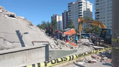 Çöken binadan iş makinesi operatörünün cansız bedeni çıkarıldı