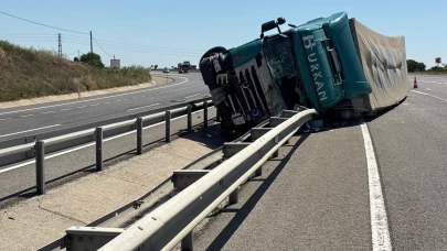 Tır devrildi: Sürücü refüje savruldu