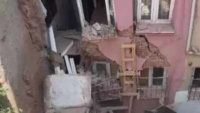 Fatih'te üç katlı binanın balkonu çöktü