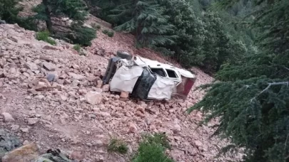 Pikap 40 metrelik uçuruma devrildi, aynı aileden 3 kişi can verdi
