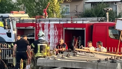 Kargaların demiryolu hattında elektrik kablolarına teması yangın çıkarttı