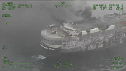 ABD'de kargo gemisinde çıkan yangın söndürülemedi