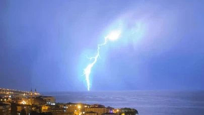 Van Gölü’ne düşen yıldırımlar görsel şölen oluşturdu