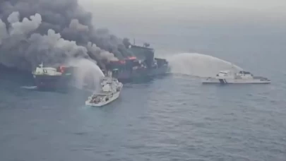 Hindistan açıklarında yük gemisindeki patlama ve yangında kayıp 4 görevli aranıyor