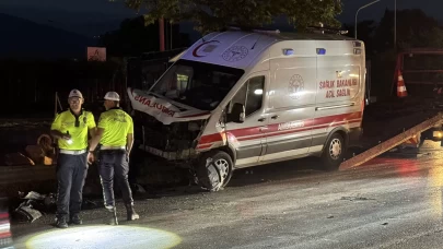 Ambulans ile çarpışan otomobilde can pazarı