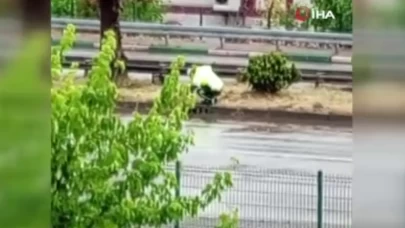 Mazgalı açan polis, vatandaşlardan takdir topladı