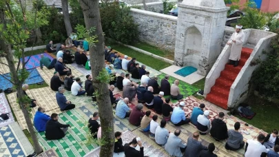 Tarihi namazgahta bayram namazı