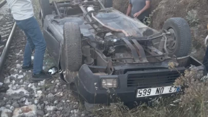 Dursunbey'de feci kaza! Otomobil şarampole uçarak tren yoluna düştü