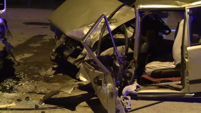 Park halindeki tıra çarpan otomobil hurdaya döndü: 1 yaralı