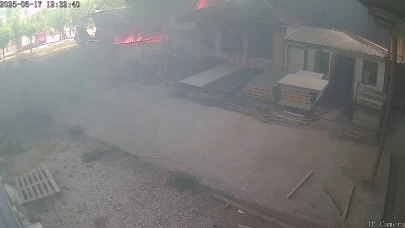 Sakarya'da 1 kişinin öldüğü 2 kişinin yaralandığı tır kazası kamerada