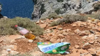 Tarihi kiliseyi harabeye döndürdüler