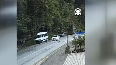 Yamaçtan arabanın üzerine düşen kaya parçası kameraya yansıdı