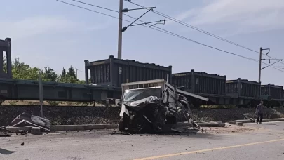 Malatya'da yük treni kamyonete çarptı