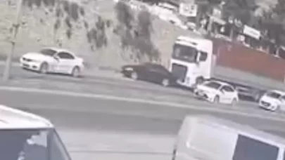 Tır sürücüsü otomobili göz göre göre sürükledi