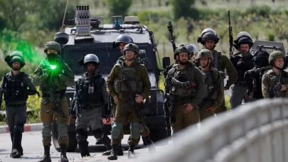 İsrail polisi TRT'nin de aralarında bulunduğu televizyon ekiplerine baskın düzenledi