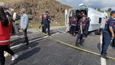 Cenazeden dönerken kaza yaptılar! Midibüs devrildi, ölü ve yaralılar var