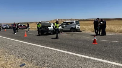 Hafif ticari araç ve otomobil çarpıştı!