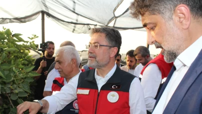 Bakan Yumaklı, Siirt'te böğürtlen hasadına katıldı