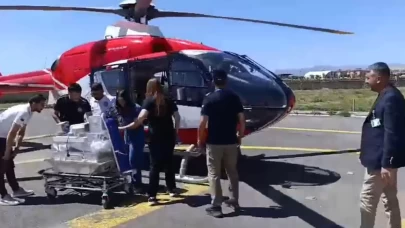 Ağrı’da solunum sıkıntısı yaşayan bebek helikopter ambulansla Tatvan’a sevk edildi