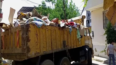 Kötü koku yayılan evden 6 kamyon dolusu çöp çıktı