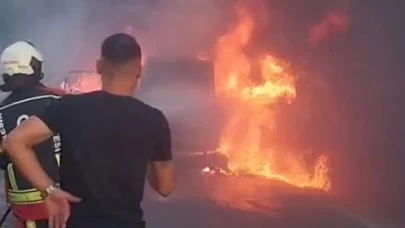 Araç yangını ormana sıçradı ekipler müdahale ediyor