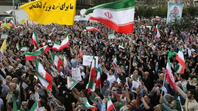 İranlılar, Tahran'daki İnkılap Meydanı'nda ateşkes sonrası "ABD ve İsrail'e karşı zafer" kutlaması yaptı