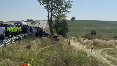 Ağaca çarpan otomobildeki 2'si çocuk 5 kişi hayatını kaybetti