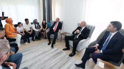 Cumhurbaşkanı Erdoğan ve Aliyev’den kalpleri ısıtan ziyaret! Depremzede ailenin evini ziyaret ettiler