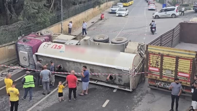 İstanbul Beykoz'da geri manevra yapan su tankeri devrildi