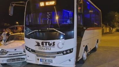 Otomobil ile minibüs çarpıştı!